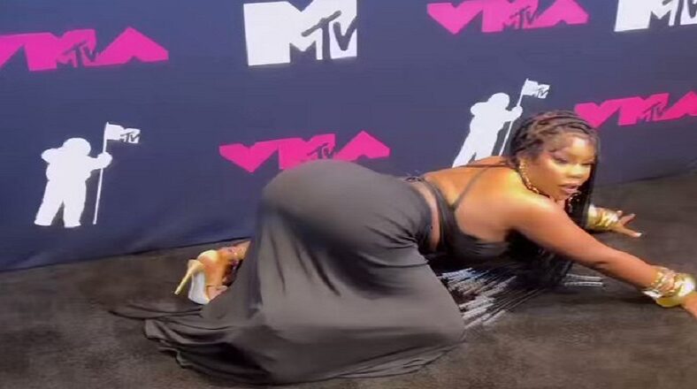 Sukihana dances and twerks on the floor at the VMAs red carpet