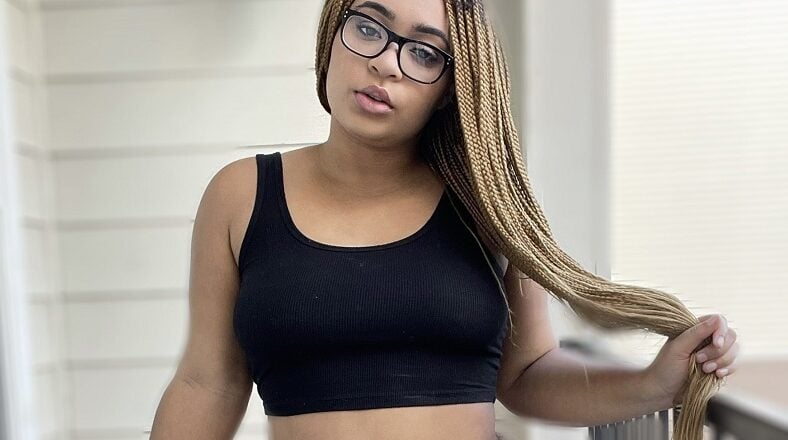 Woman exposes Drake sliding in her DMs and shares it online