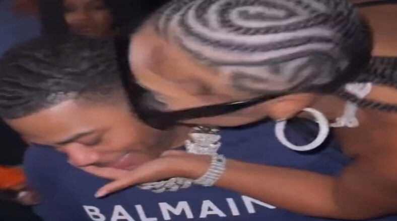 Ashanti sings Kelly Rowland's part in Dilemma to Nelly