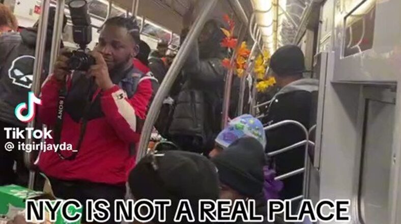 People had Thanksgiving dinner on an NYC subway