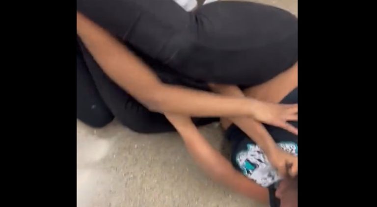 Woman catches her rival at work and beats her up