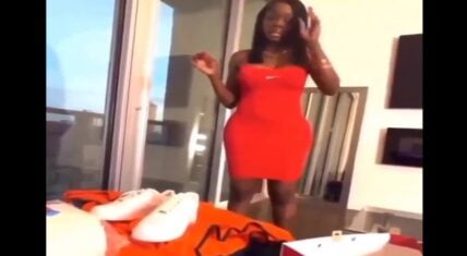 Man insults his girlfriend's Christmas present for him