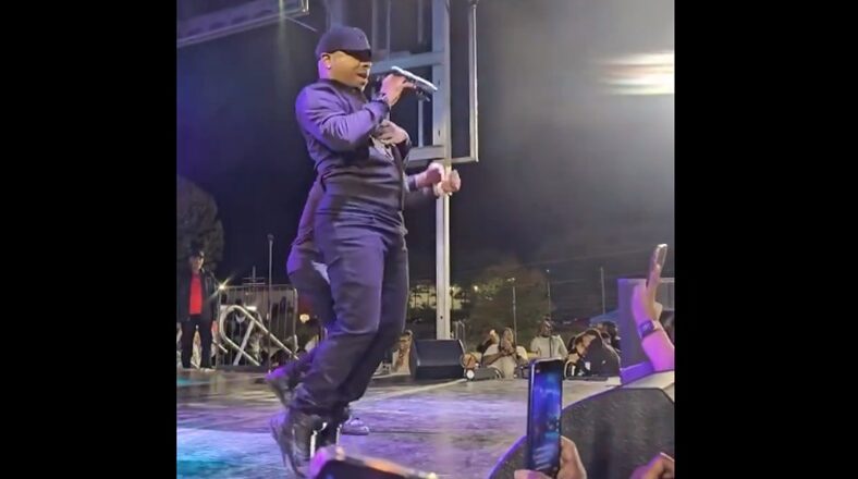 Sisqo performs Thong Song at 45 and did all the dance moves