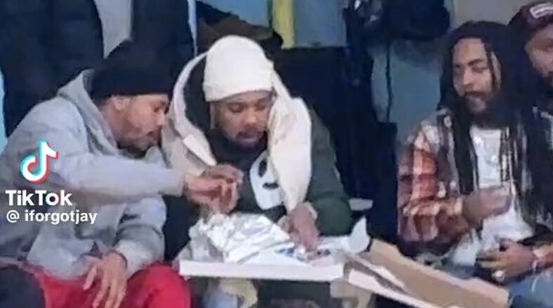 G Herbo caught eating pizza during Chicago basketball game