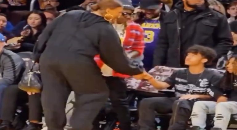Lil Wayne introduces his kids to Queen Latifah at Lakers game