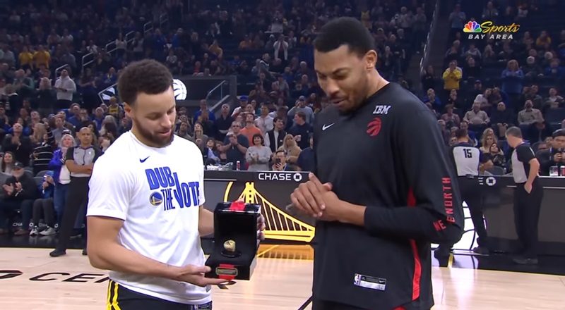Steph Curry gives Otto Porter Jr his 2022 NBA championship ring