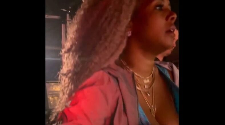 Kelis embraces body confidence and bold fashion in performance