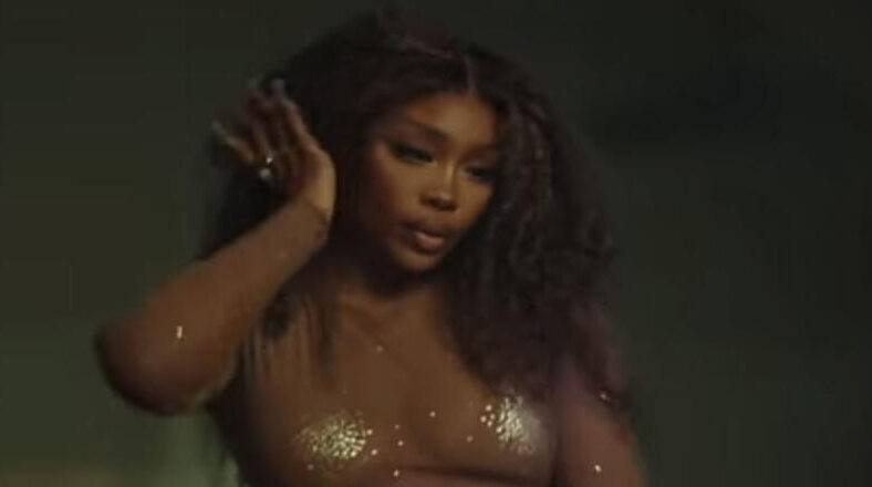 SZA's "Snooze" single wins Best R&B Award at VMAs