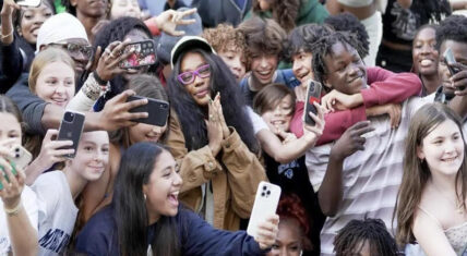 SZA provides lunch for high school students in New Jersey