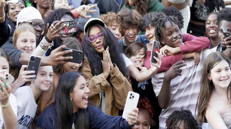 SZA provides lunch for high school students in New Jersey