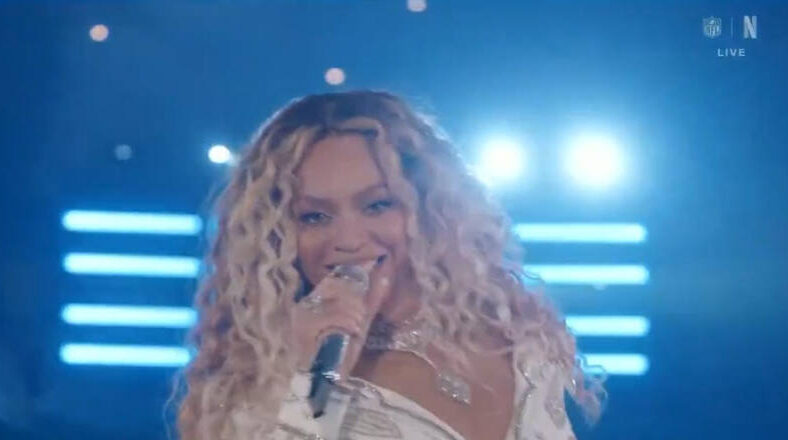 Beyoncé performs at Ravens vs Texans game on Christmas