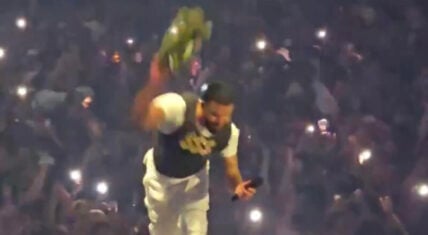 Drake tosses away DeMar DeRozan jersey given to him by fan