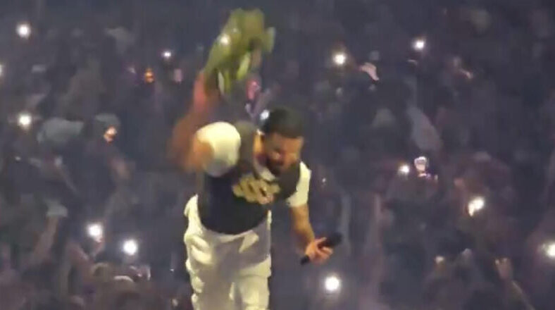Drake tosses away DeMar DeRozan jersey given to him by fan