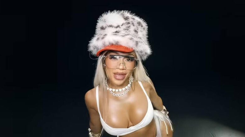 Saweetie announces "Boffum" single
