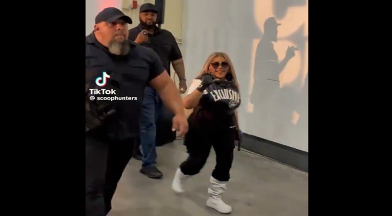 Lil' Kim breaks the internet, as people realized she lives up to her name. She is a very small woman at only 4'11" in height. Fans noticed how short she was, as she walked with security guards who appeared to be twice her size.