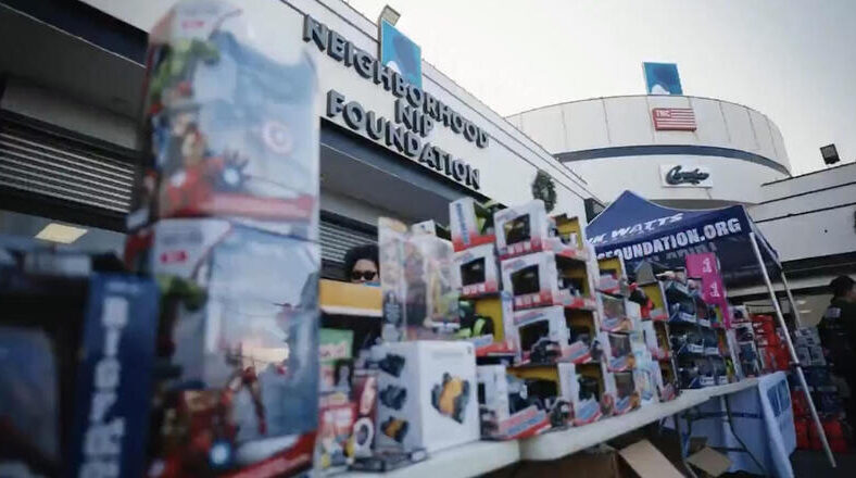 Neighborhood Nip Foundation holds "Christmas On Slauson" event