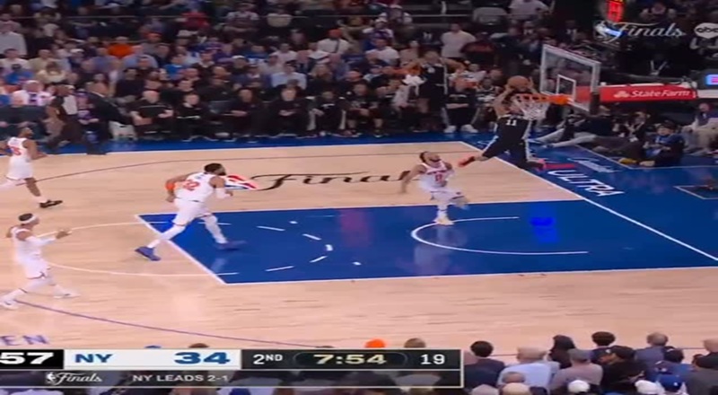 Stephon Castle throws half-court lob to Carter Bryant for thunderous alley-oop as Spurs dominated Knicks early in Game 4 | NBA Finals [VIDEO]