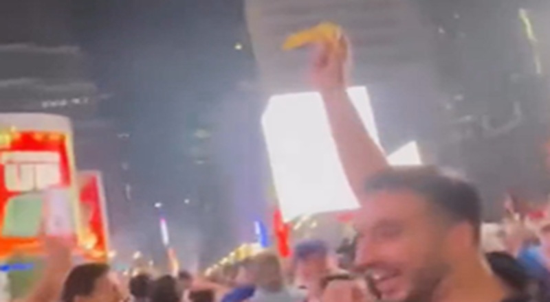 Knicks fan throws banana into crowded NYC celebration and catches it when it’s thrown right back [VIDEO]